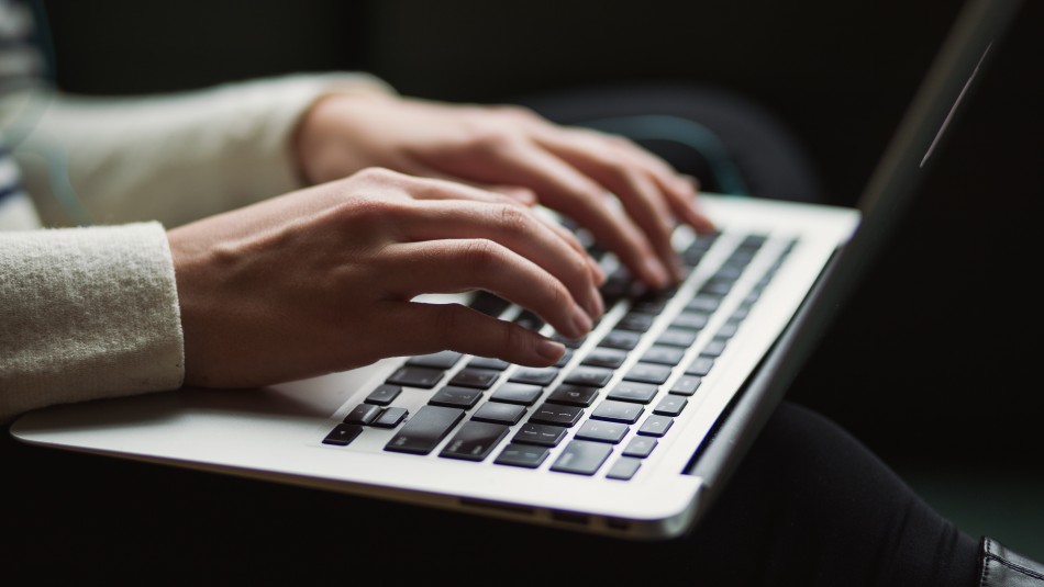 Experto se refiere a mujeres afectadas por ofertas laborales en la pandemia Experto y reactivación del empleo en mujeres: