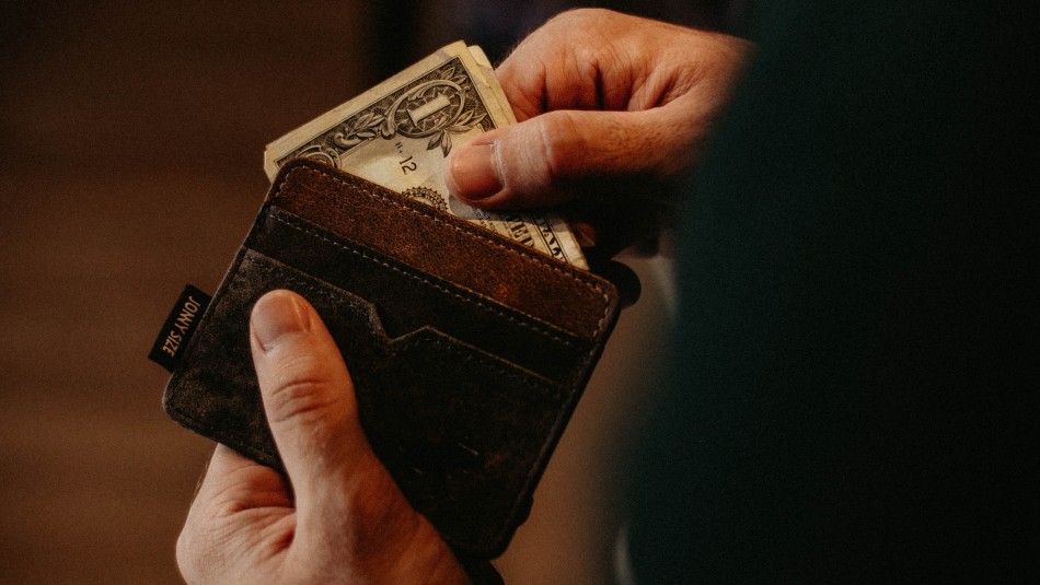 Joven recibió 48 mil dólares tras pagarle la cena a una mujer que olvidó su billetera Joven recibió más de $38 millones tras pagarle cena a mujer que olvidó su billetera