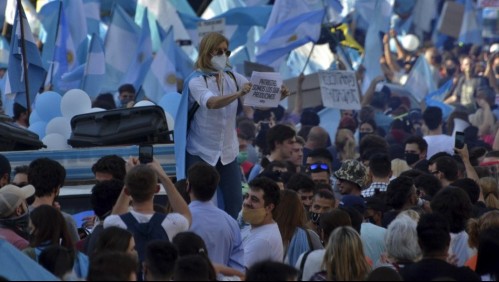 Argentinos realizan masivo banderazo en contra del gobierno y el confinamiento