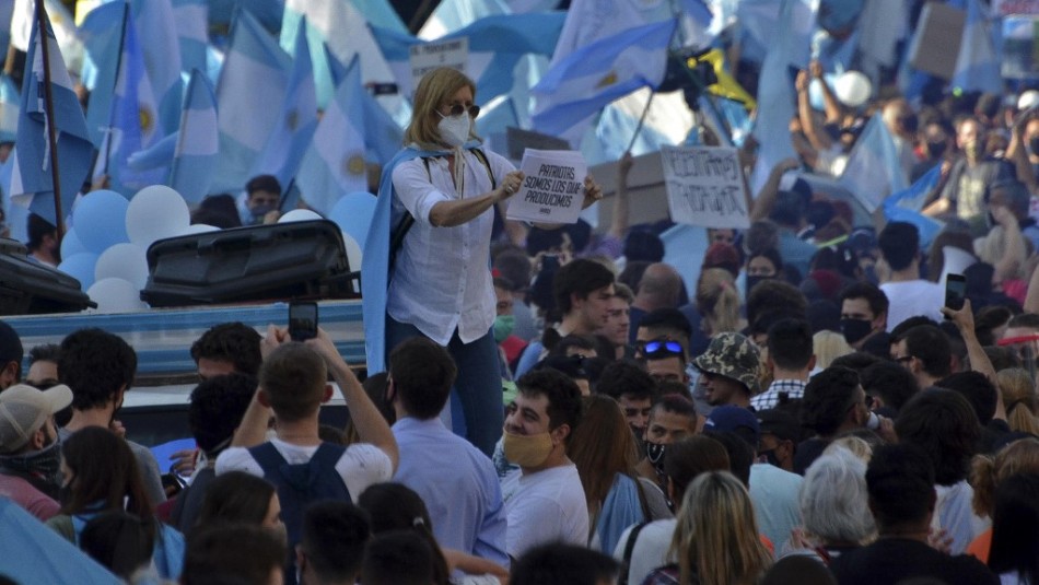Argentinos realizan masivo banderazo en contra del gobierno y el confinamiento Argentinos realizan masivo banderazo en contra del gobierno y el confinamiento