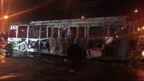 Desconocidos incendian bus del Transantiago en Pedro Aguirre Cerda