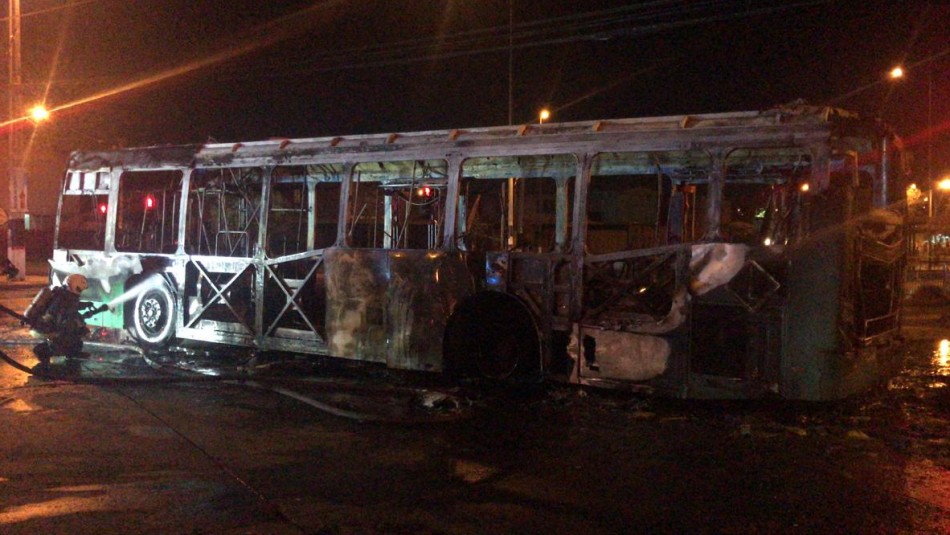 Desconocidos incendian bus del Transantiago en Pedro Aguirre Cerda Desconocidos incendian bus del Transantiago en Pedro Aguirre Cerda