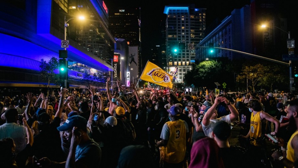 Celebración de los hinchas de los Lakers Los Lakers arrasan a Miami y vuelven a la cima de la NBA una década después