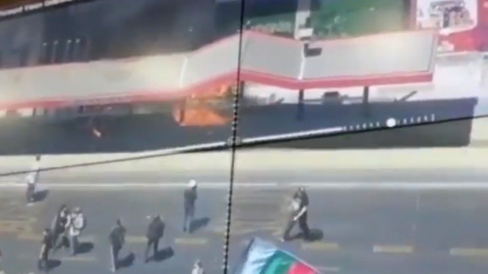 Incidentes en el centro de Santiago Un paradero quemado: Disturbios en el centro de Santiago tras manifestación por el 12 de octubre