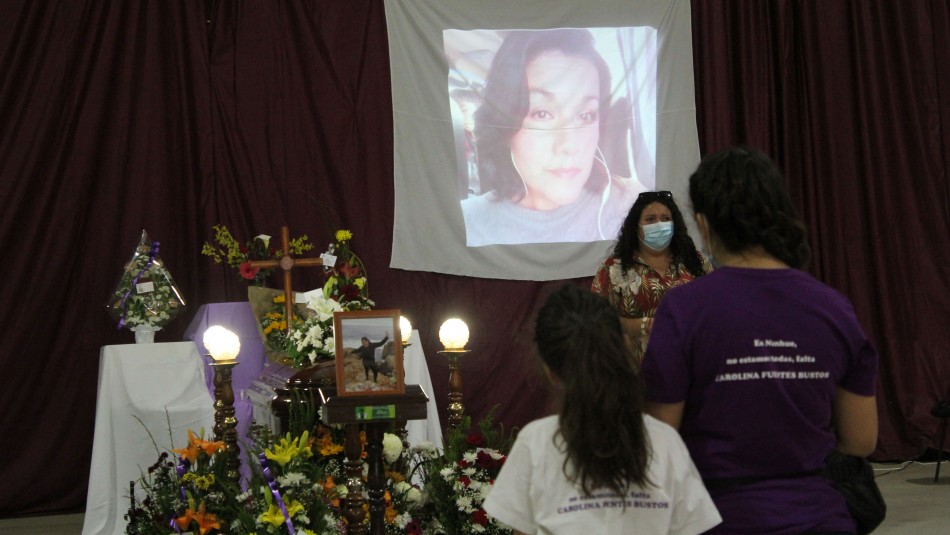Cuerpo de Carolina Fuentes llega al gimnasio de Ninhue para ser velada Cuerpo de Carolina Fuentes llega al gimnasio de Ninhue para ser velada