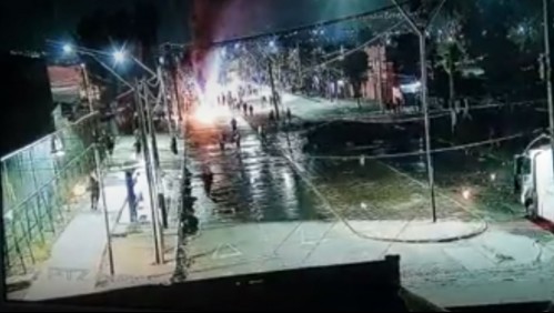 Video registra momento en que carabinero resulta quemado por bomba molotov en Peñalolén