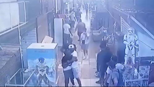 Sujeto amenaza con ametralladora a carabinero y transeúntes del Persa Bío Bío