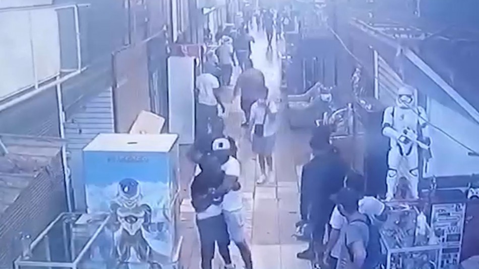 Sujeto amenaza con ametralladora a carabinero y transeúntes del Persa Bío Bío Sujeto amenaza con ametralladora a carabinero y transeúntes del Persa Bío Bío