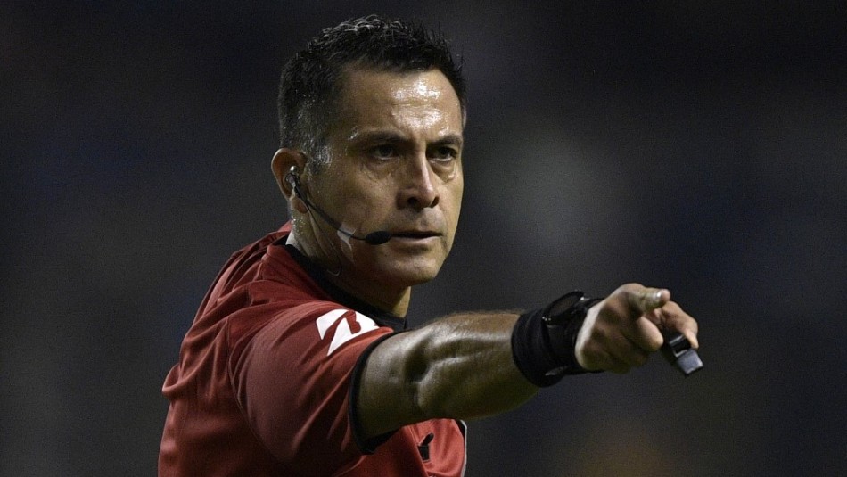 Hinchas inician campaña para que Julio Bascuñán no arbitre más en las Eliminatorias Hinchas inician campaña para que Julio Bascuñán no arbitre más en las Eliminatorias