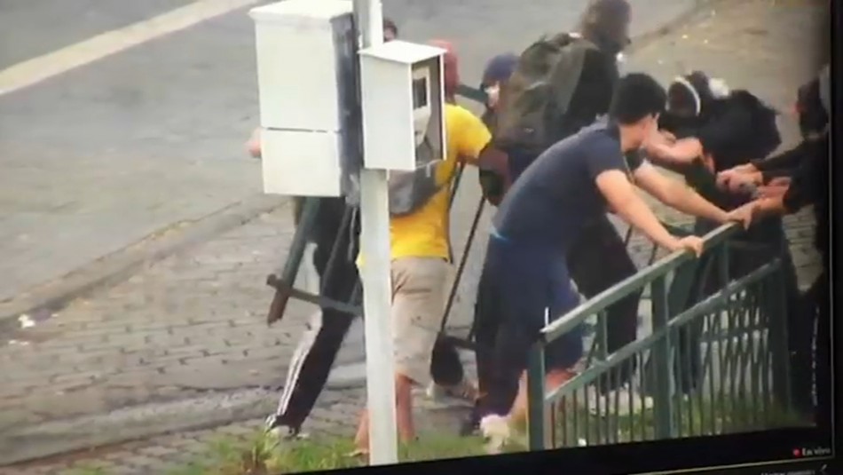 incidentes puente alto Jornada de incidentes en Puente Alto deja 3 detenidos, 3 carabineros lesionados y SAPU apedreado