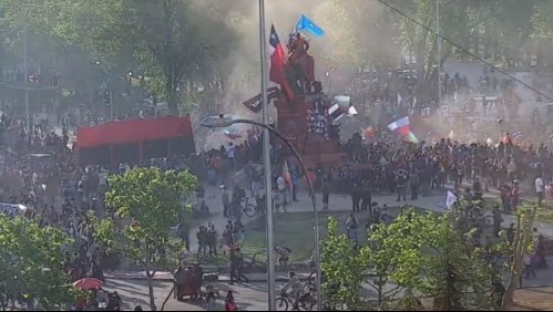 Incidentes y cortes de tránsito marcaron masiva manifestación en Plaza Italia