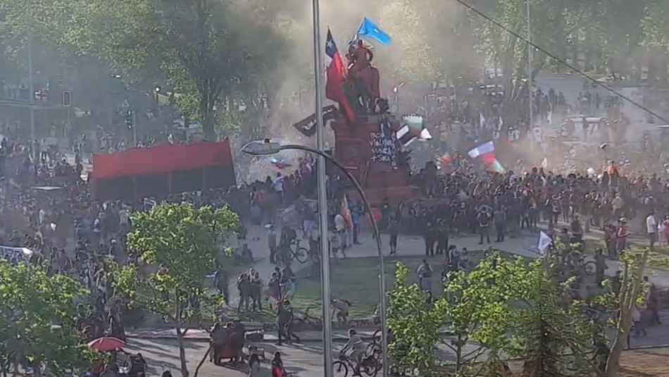 Incidentes y cortes de tránsito marcaron masiva manifestación en Plaza Italia Incidentes y cortes de tránsito marcaron masiva manifestación en Plaza Italia