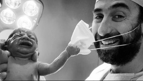 'Todos queremos una señal': Imagen de bebé quitándole la mascarilla a doctor se viraliza