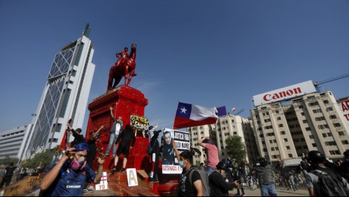 Plaza Italia: Manifestantes pintan de rojo monumento de general Baquedano