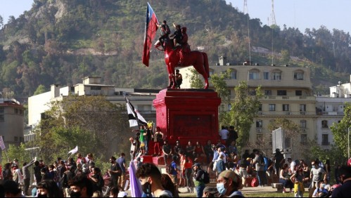 Carabineros dispersa a manifestantes que se encontraban en Plaza Italia