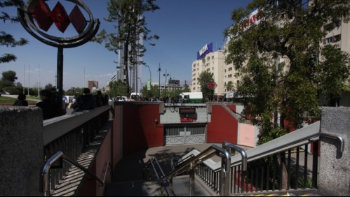 Metro informa que accesos a Estación Baquedano por Línea 1 permanecen cerrados