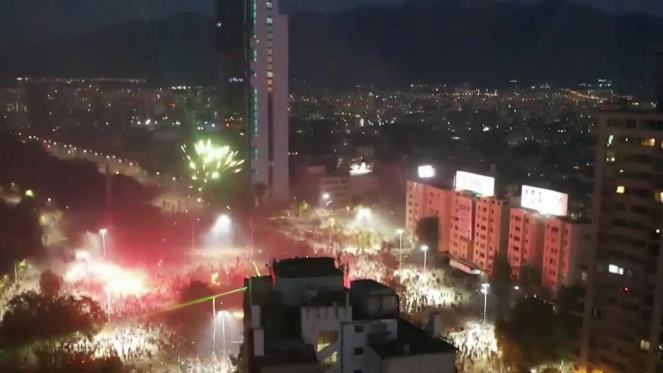 Lanzan fuegos artificiales durante manifestación en Plaza Italia Lanzan fuegos artificiales durante manifestación en Plaza Italia