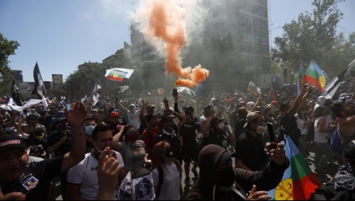 18-O: Carabineros dispersa a manifestantes en Plaza Italia