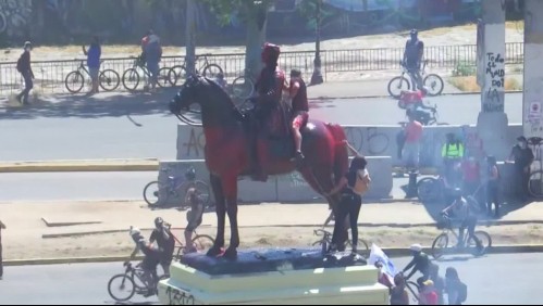 Manifestantes vuelven a pintar de rojo el monumento del general Baquedano en Plaza Italia