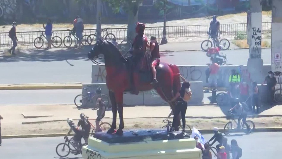 Manifestantes vuelven a pintar de rojo el monumento del general Baquedano en Plaza Italia Manifestantes vuelven a pintar de rojo el monumento del general Baquedano en Plaza Italia