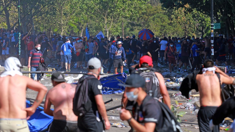 Graves incidentes se registran entre manifestantes en la Plaza Italia Graves incidentes se registran entre manifestantes en la Plaza Italia