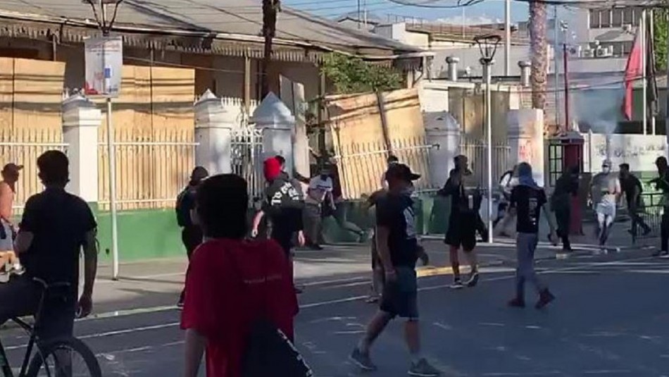 Atacan comisaría de Puente Alto con bombas molotov Atacan comisaría de Puente Alto con bombas molotov