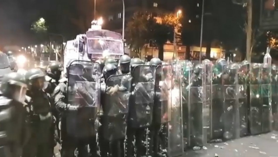 Carabineros desocupa Plaza Italia tras manifestaciones del 18-O Carabineros desocupa Plaza Italia tras manifestaciones del 18-O