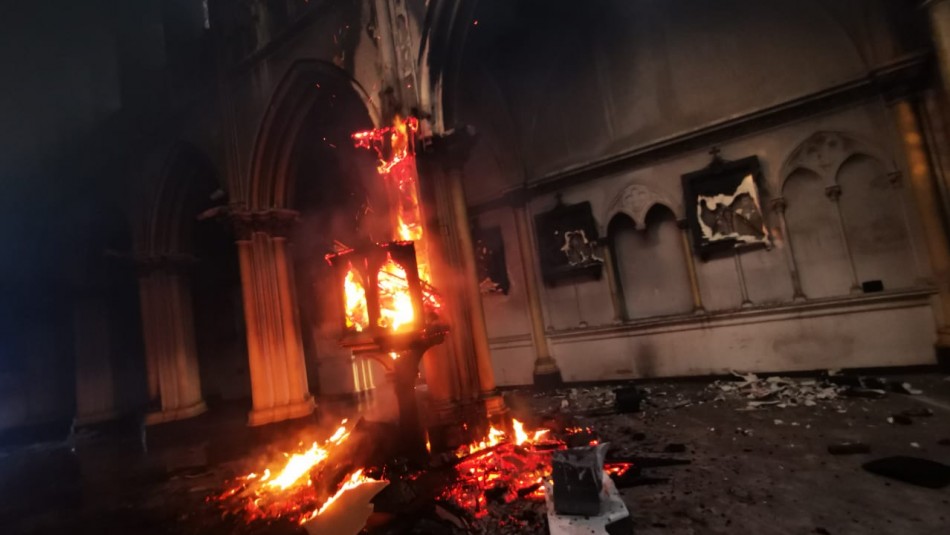 Iglesia de Carabineros. Carabineros denuncia ataque con fuego a Iglesia institucional en San Borja