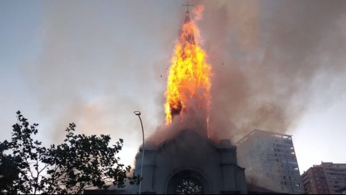 Incendio afecta a Iglesia de la Asunción: Estructura podría colapsar en cualquier momento