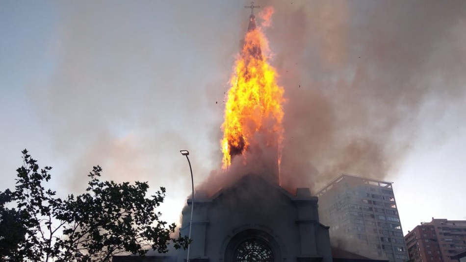 Iglesia de la Asunción Incendio afecta a Iglesia de la Asunción: Estructura podría colapsar en cualquier momento