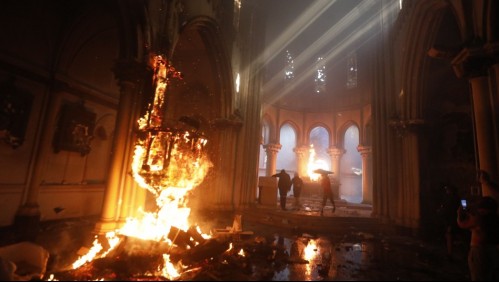 Video muestra incendio al interior de la iglesia institucional de Carabineros