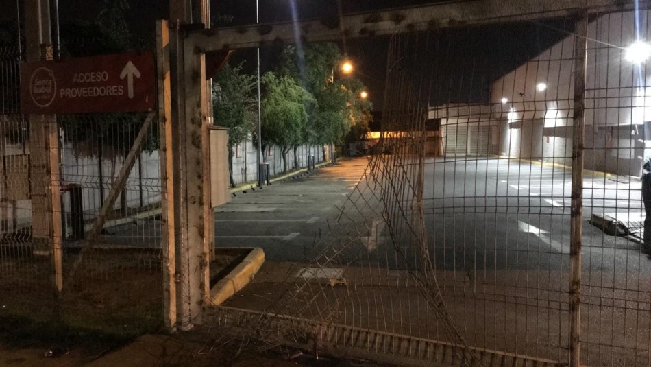 Desconocidos saquean supermercados en La Granja y Puente Alto Desconocidos saquean supermercados en La Granja y Puente Alto