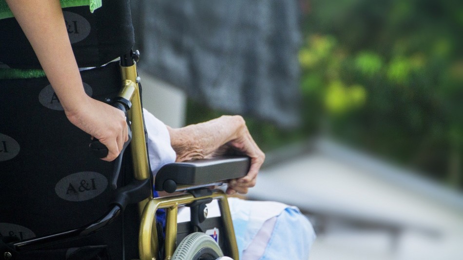 Macabro: Mujer lleva cadáver de anciano al banco para intentar cobrar su pensión Macabro: Mujer lleva cadáver de anciano al banco para intentar cobrar su pensión