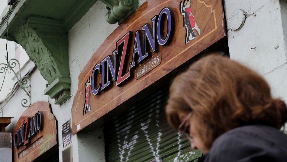 Emblemático bar Cinzano de Valparaíso cierra sus puertas tras 124 años Emblemático bar Cinzano de Valparaíso cierra sus puertas tras 124 años