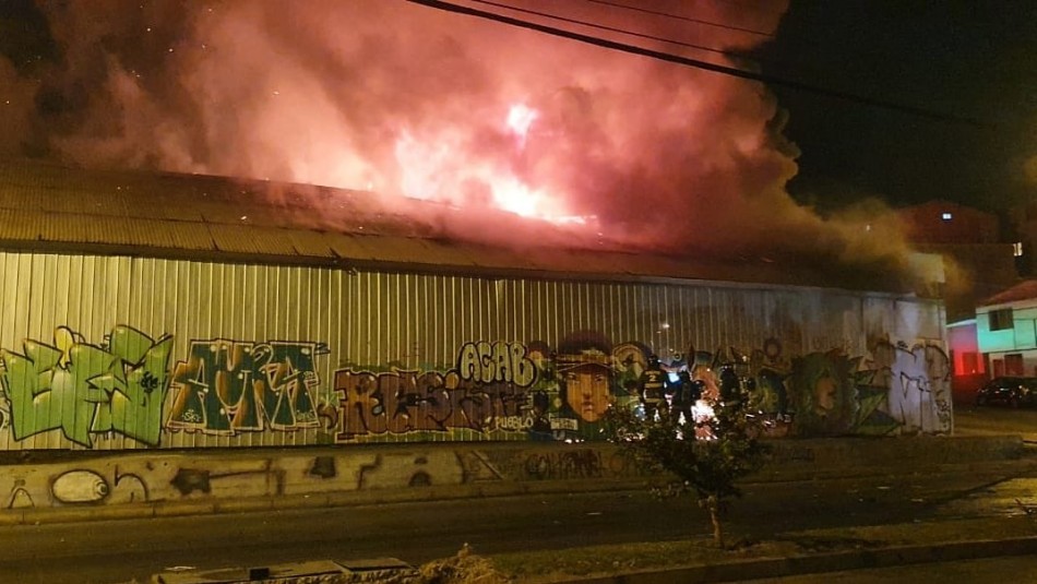 Gran incendio afecta a cinco casas patrimoniales en Antofagasta Gran incendio afecta a cinco casas patrimoniales en Antofagasta