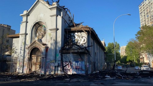 Así amanecieron las iglesias de La Asunción y de Carabineros tras ser incendiadas