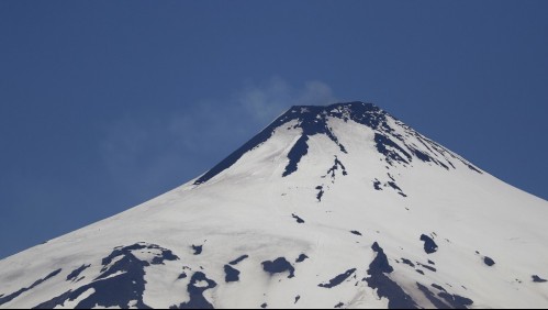 Volcán Villarrica registra sismo y 'explosión moderada' a nivel de cráter