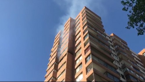Incendio se registró en edificio de Las Condes: Bomberos asiste a persona afectada por humo