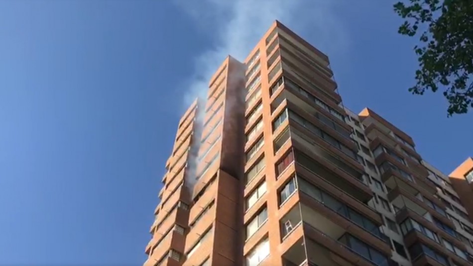 Incendio se registró en edificio de Las Condes: Bomberos asiste a persona afectada por humo Incendio se registró en edificio de Las Condes: Bomberos asiste a persona afectada por humo