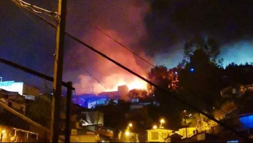 Confirman muerte de dos adultos mayores en incendio que afectó a tres viviendas en Valparaíso