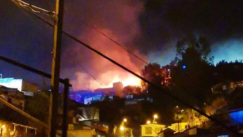 Confirman muerte de dos adultos mayores en incendio que afectó a tres viviendas en Valparaíso Confirman muerte de dos adultos mayores en incendio que afectó a tres viviendas en Valparaíso