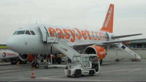 Expulsan a mujer de avión por no usar tapaboca: antes de bajar tosió sobre los pasajeros