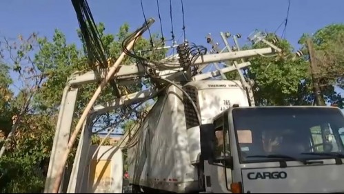 Camión arrasa con postes y provoca corte de luz en Providencia y Ñuñoa