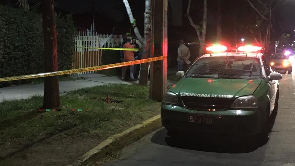 Mujer muere apuñalada tras violento portonazo en Peñalolén Mujer muere apuñalada tras violento portonazo en Peñalolén