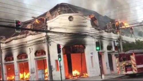 Violento incendio consume al menos 15 locales de una galería en Talca