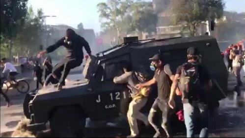 Joven se monta sobre carro lanza gases en movimiento durante manifestaciones en Plaza Italia