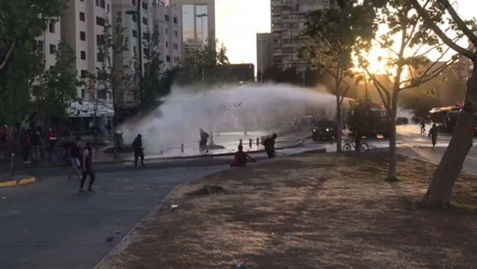 Carabineros afirma que funcionario policial fue atropellado en Plaza Italia Carabineros afirma que funcionario policial fue atropellado en Plaza Italia
