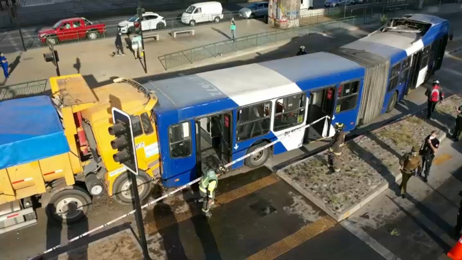 choque macul 12 lesionados y conductor atrapado tras choque entre camión y bus del Transantiago