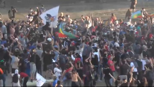 Manifestantes se toman Plaza Baquedano tras enfrentarse con carabineros