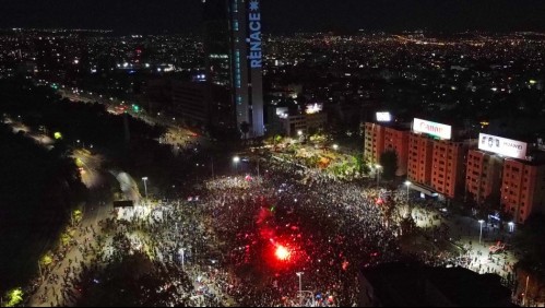 Miles de personas en Plaza Baquedano encabezan celebraciones en todo el país